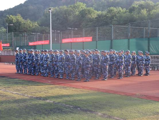 图片包含 户外, 草, 田地, 体育 AI 生成的内容可能不正确。